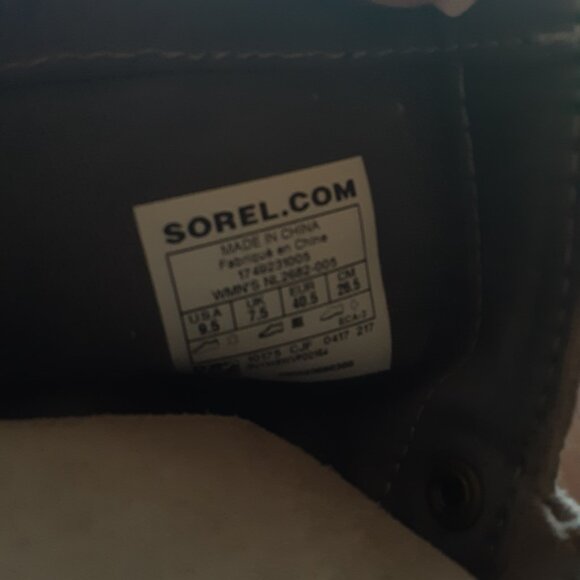 Size 9 1/2 10 ankle boots by Sorel. - Picture 2 of 6
